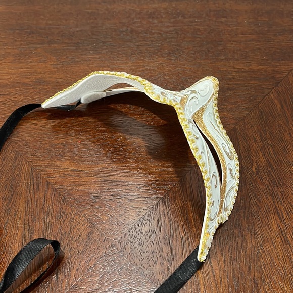 White Masquerade Mask - Picture 9 of 13